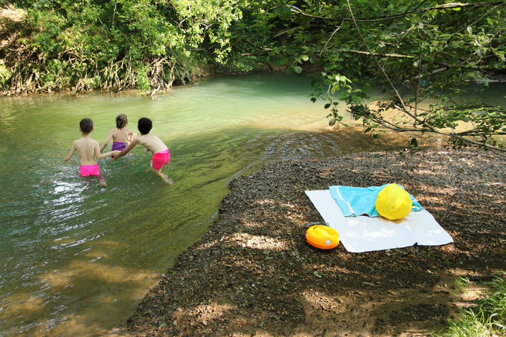 Ruisseau la Baïsole avec des enfants qui s'amusent